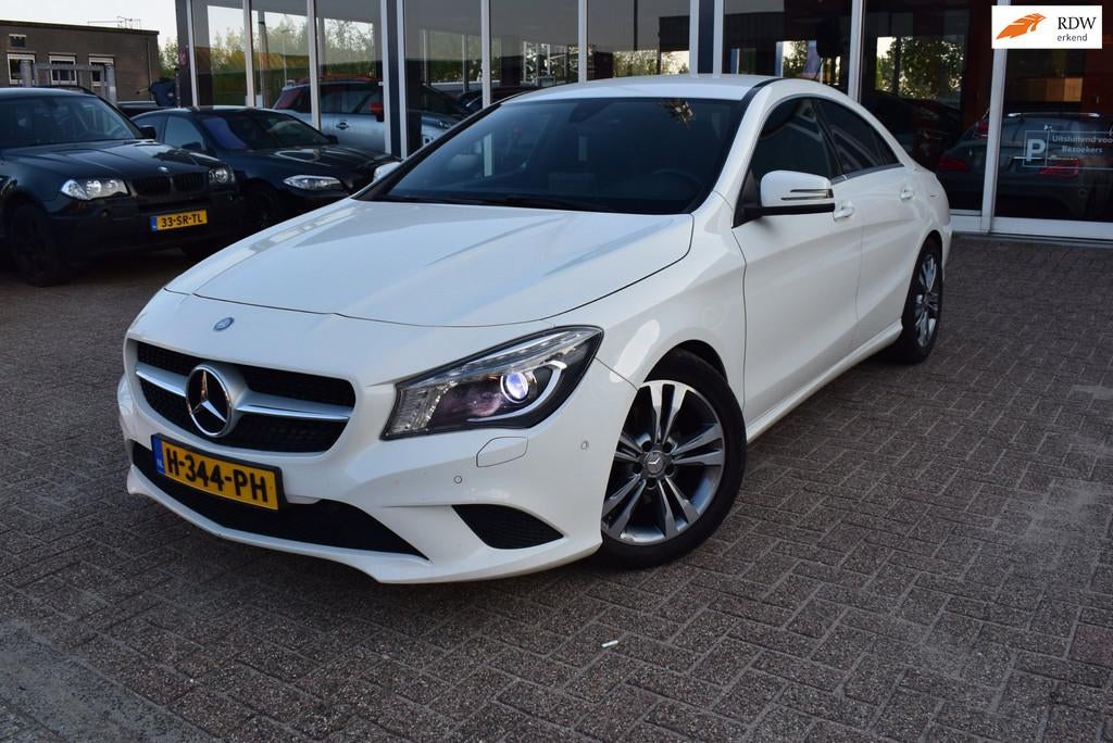 Mercedes-Benz CLA-klasse 180 Prestige | HALF LEDER | NAVI |, Gebruikt, 4 cilinders, 715 kg, Leder en Stof
