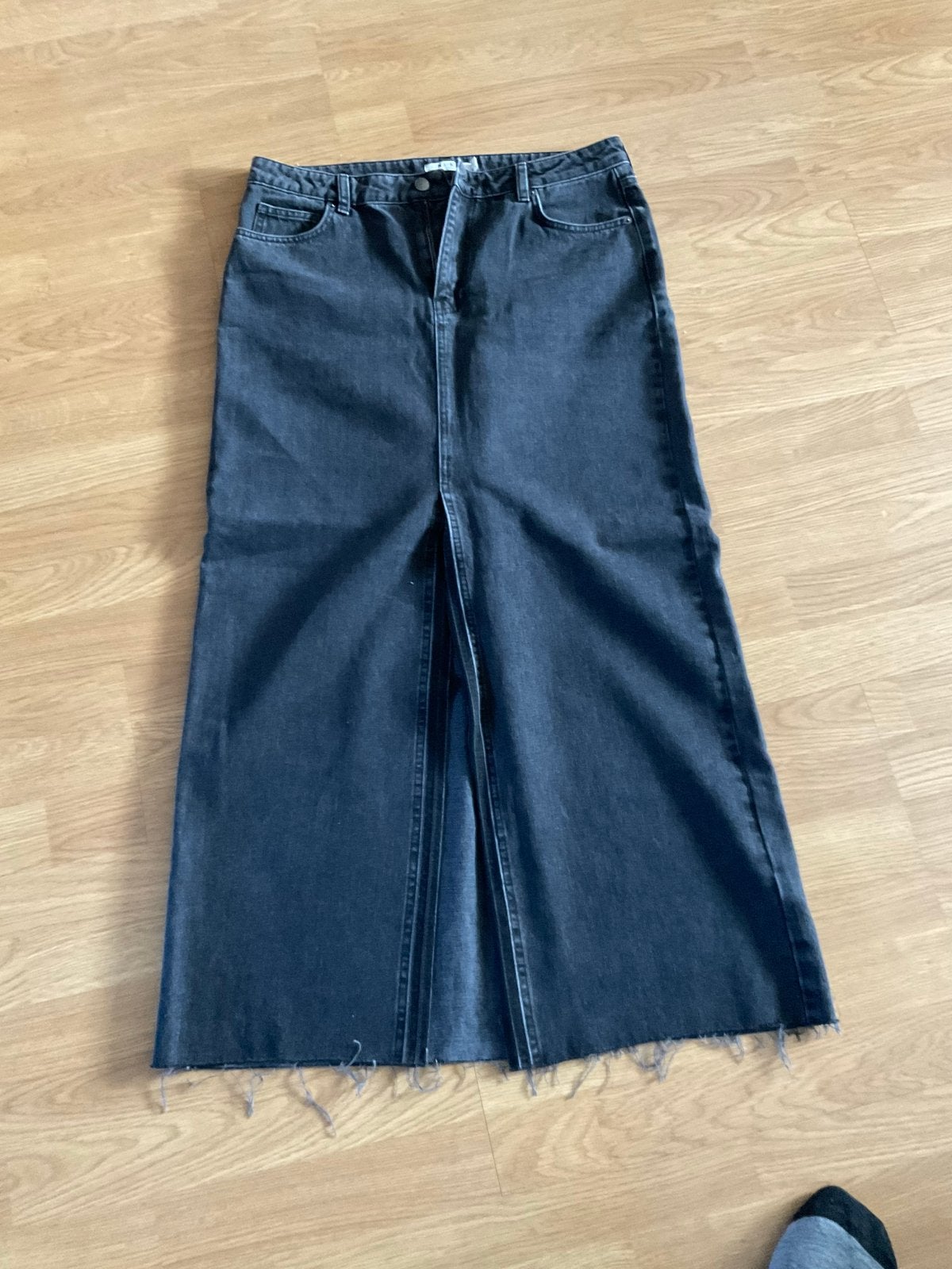 NA-KD Zwarte Denim Maxi Rok met Split - Maat 42, Kleding | Dames, Zwart, Maat 42/44 (L), Nieuw, Ophalen of Verzenden