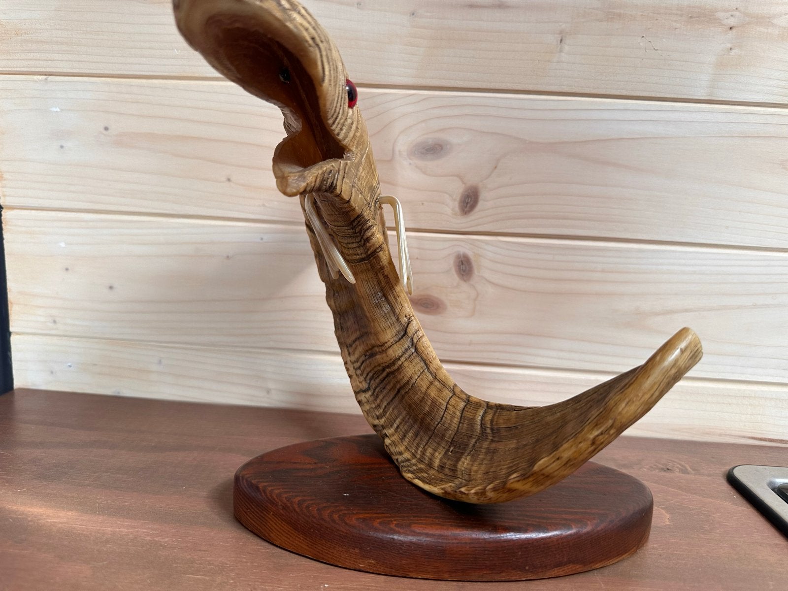 Unieke handgemaakte  vis sculptuur op houten sokkel, Antiek en Kunst, Kunst | Beelden en Houtsnijwerken, Natuurlijk materiaal