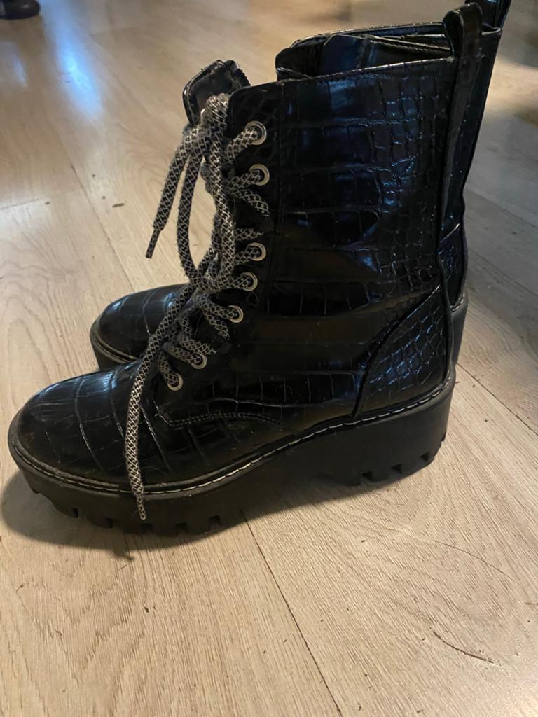 Zwarte krokodillenprint veterlaarzen boots, Kleding | Dames, Schoenen, Ophalen of Verzenden, Gedragen, Zwart