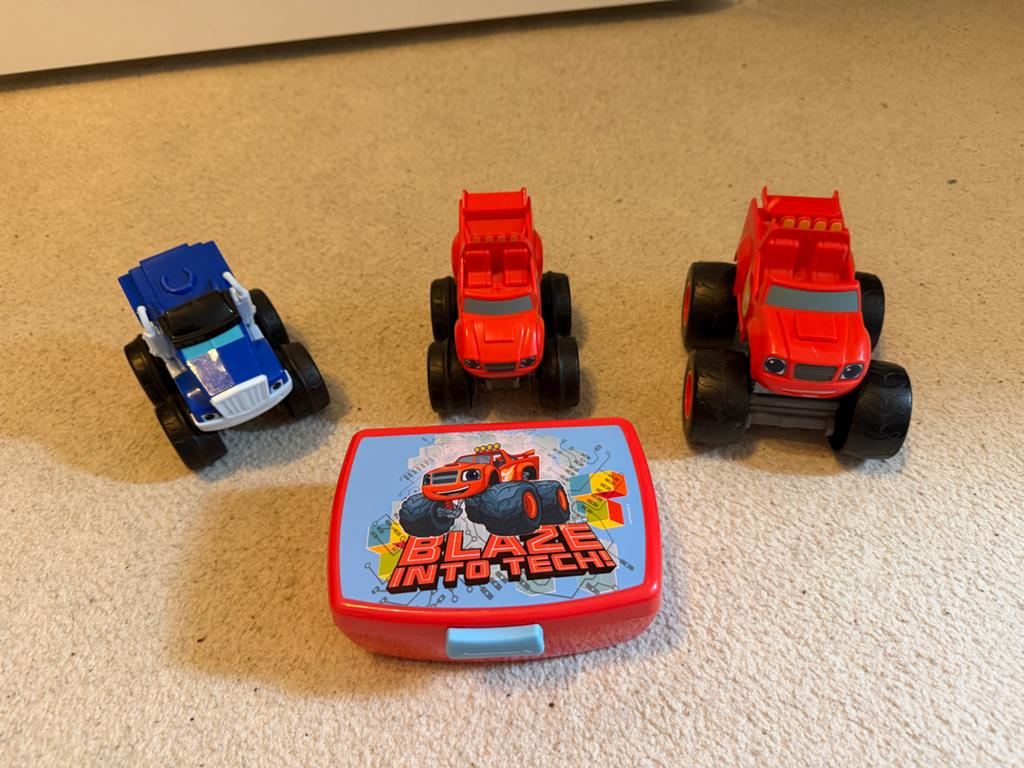 Blaze Monstertrucks en lunchtrommel, Kinderen en Baby's, Speelgoed | Speelgoedvoertuigen, Ophalen of Verzenden, Zo goed als nieuw