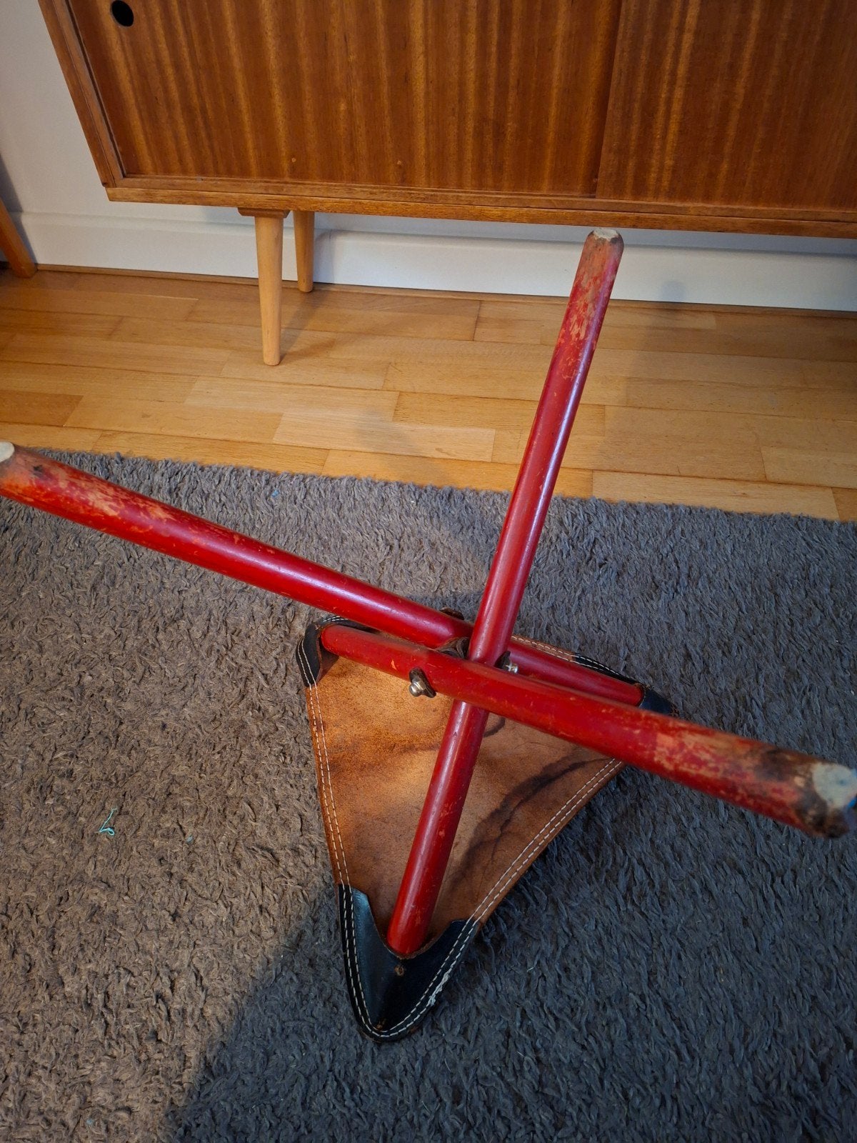Vintage inklapbare kruk - Rood met zwart leer, Ophalen, Gebruikt, Hout