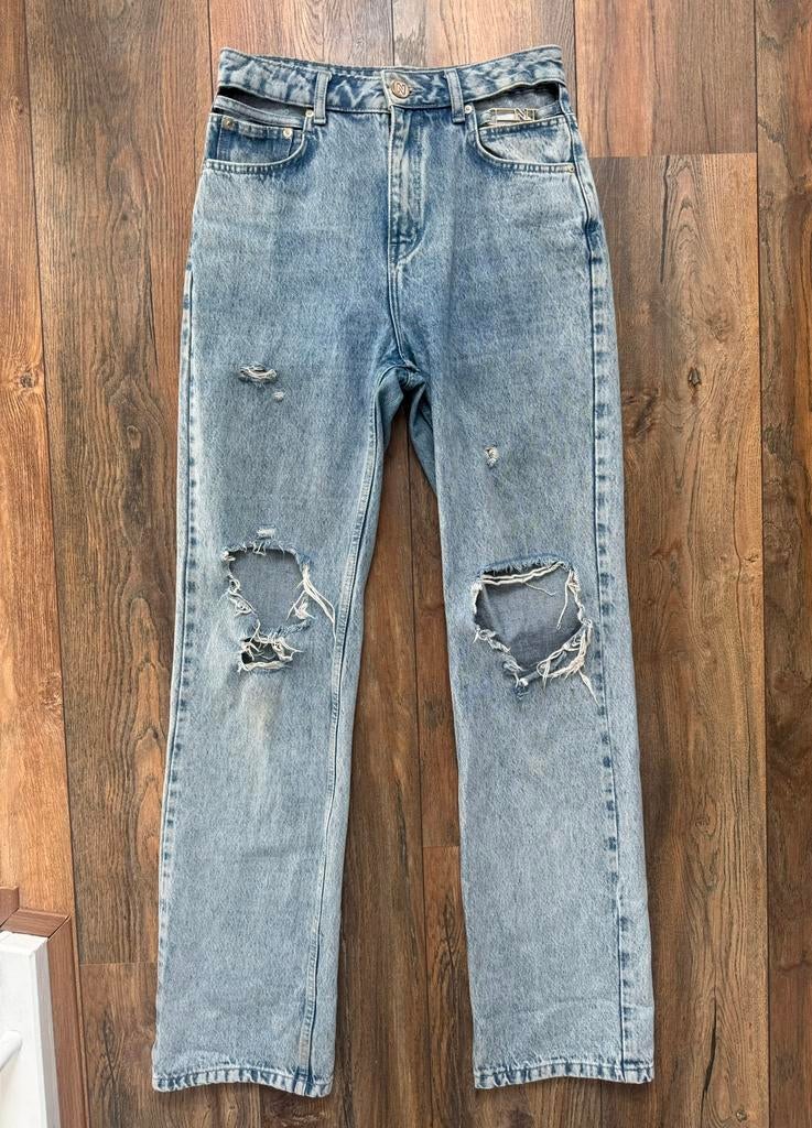 Nikkie spijkerbroek met gaten in maat 28., Kleding | Dames, Spijkerbroeken en Jeans, Zo goed als nieuw, W28 - W29 (confectie 36)