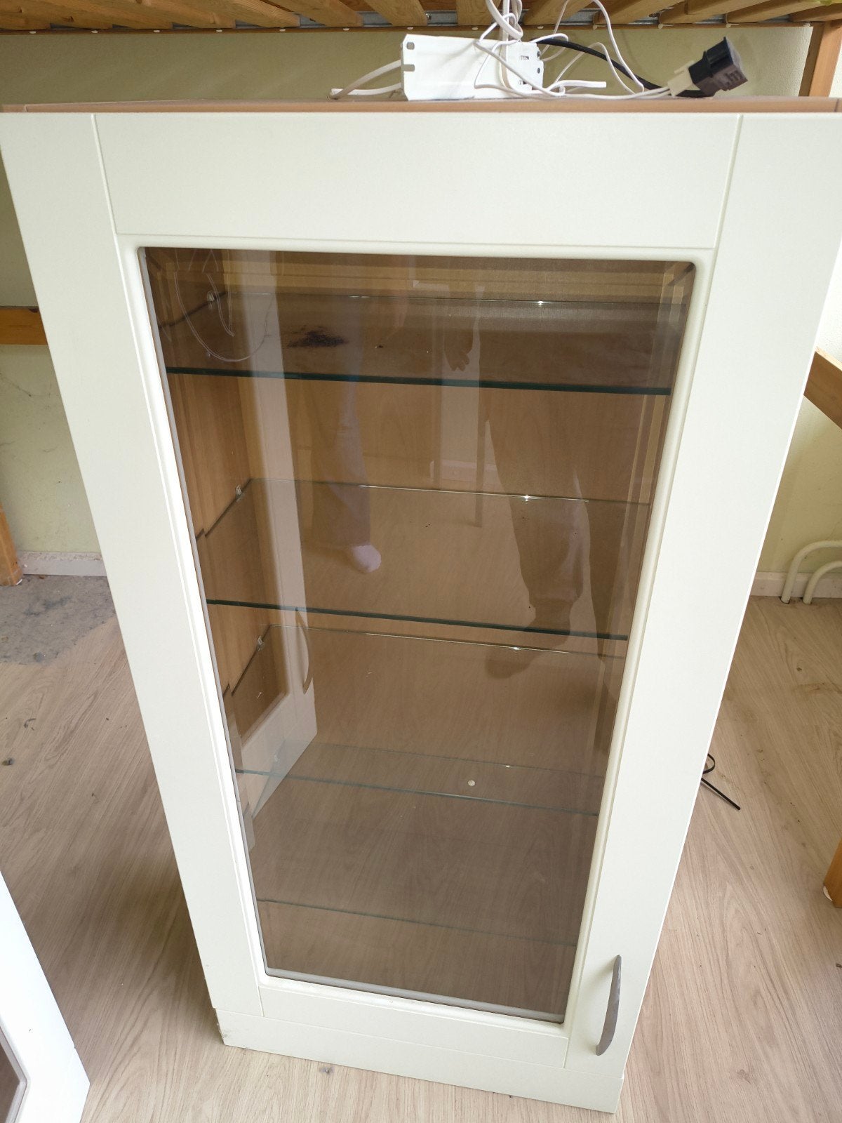 twee vitrinekasten gratis, Huis en Inrichting, Kasten | Vitrinekasten, Ophalen, Minder dan 50 cm, 100 tot 150 cm, 25 tot 50 cm