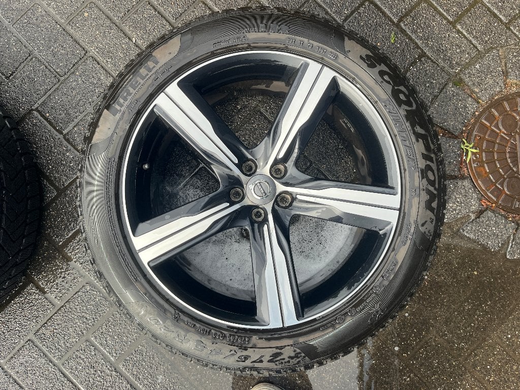 Volvo 5-spoke Diamond cut velgen - Pirelli winterbanden, Ophalen, Gebruikt, Velg(en), 275 mm