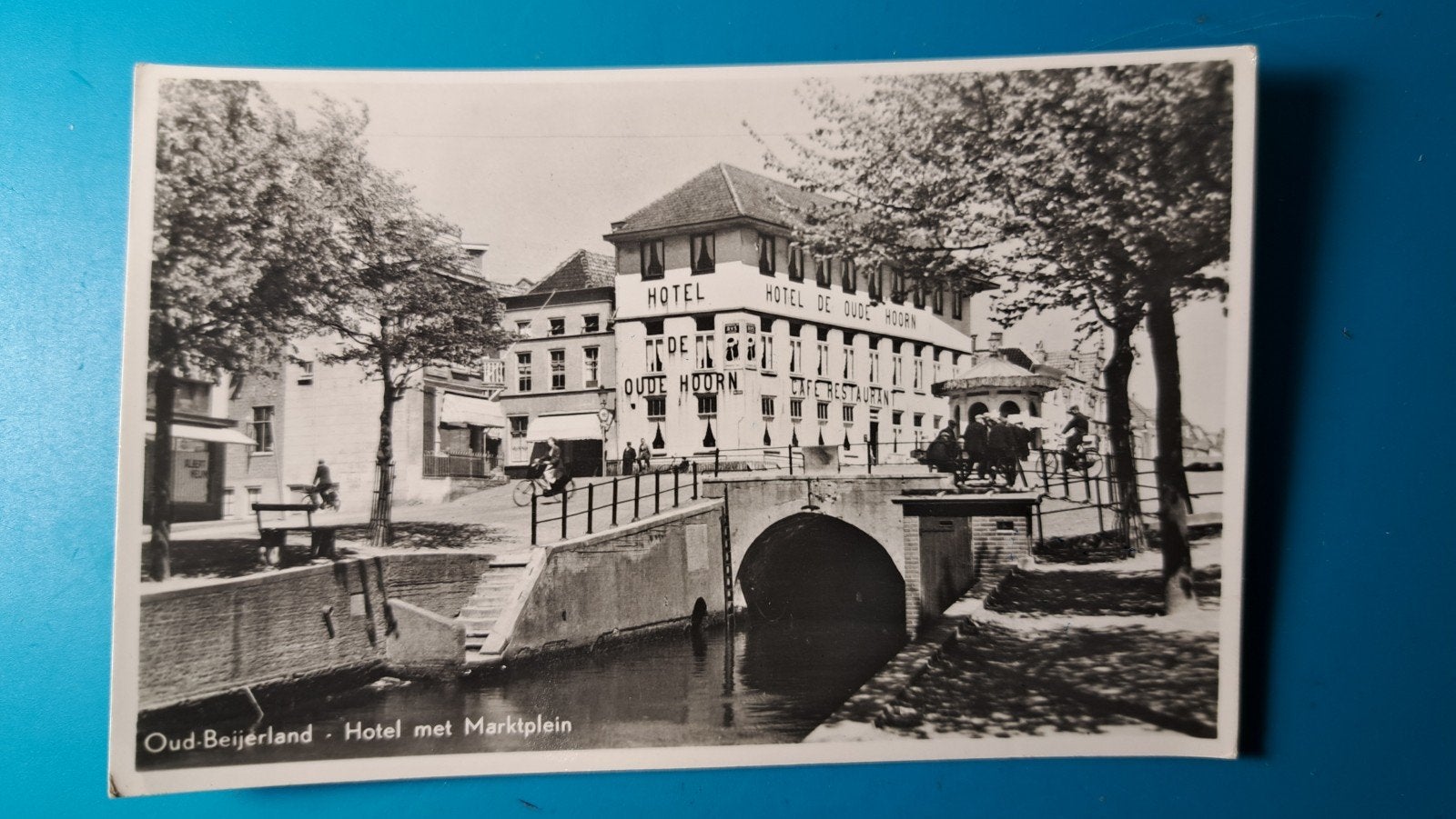 Oud Beijerland, hotel de Hoorn met marktplein 1954, Ophalen of Verzenden, 1940 tot 1960, Gelopen, Zuid-Holland