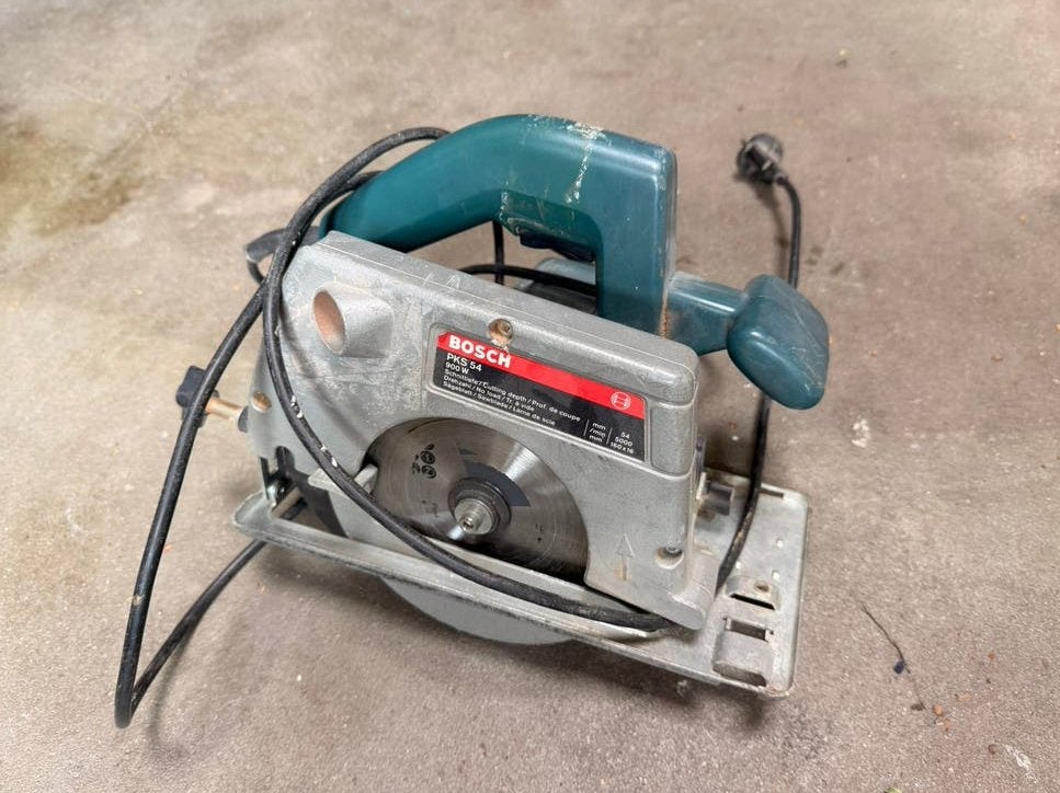 Nette Bosch PKS54 900w cirkelzaag met goed blad, Ophalen, Cirkelzaag, Zo goed als nieuw, 30 tot 70 mm