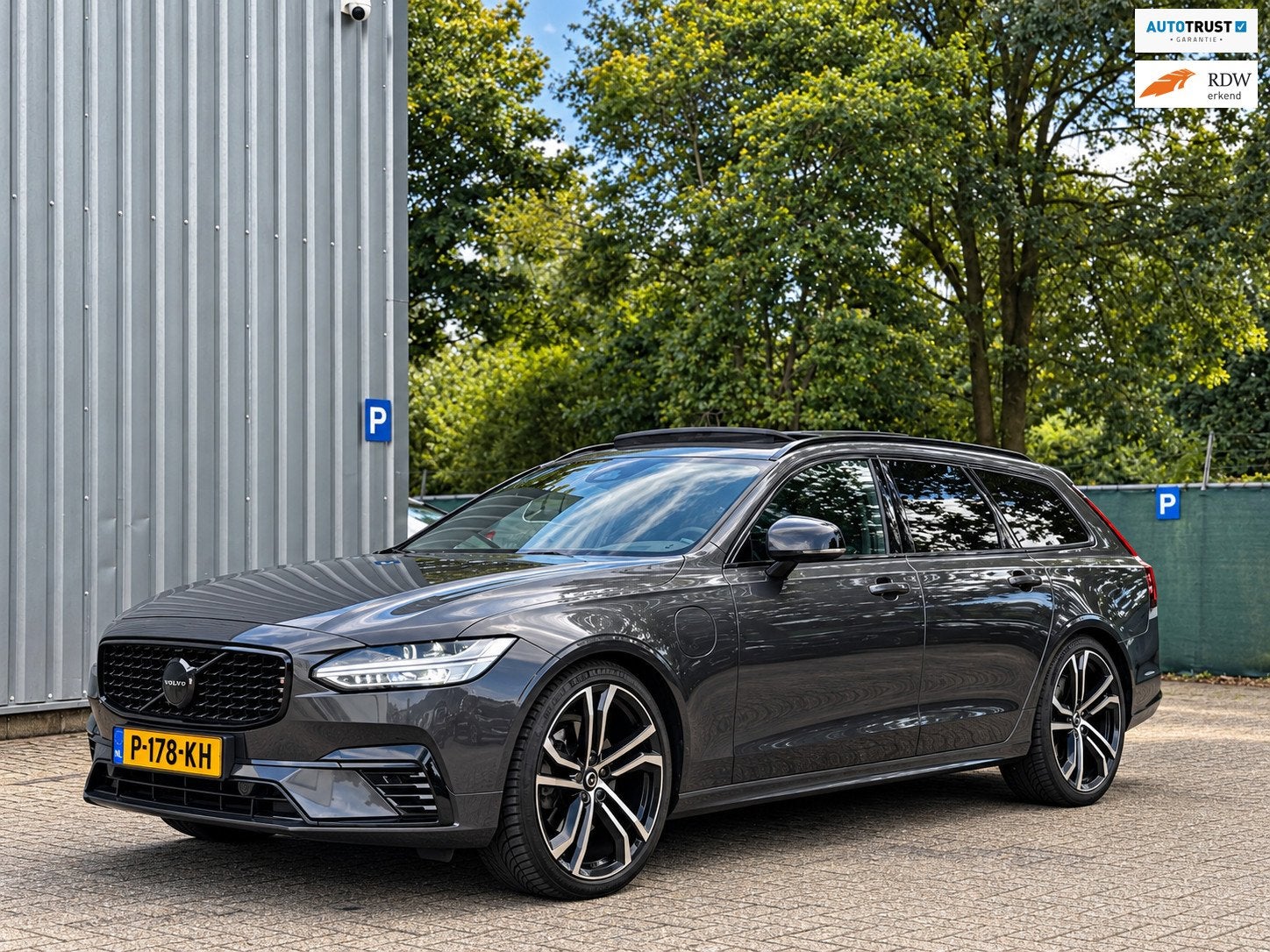Volvo V90 2.0 T6 AWD R-Design / Pano / B&W Audio / 1st EIG +, Automaat, Euro 6, 4 cilinders, Leder en Stof