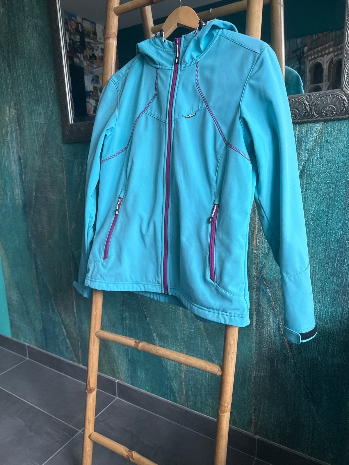 Turquoise softshell jas met paarse accenten, Kleding | Dames, Jassen | Zomer, Ophalen of Verzenden, Zo goed als nieuw, Maat 38/40 (M)