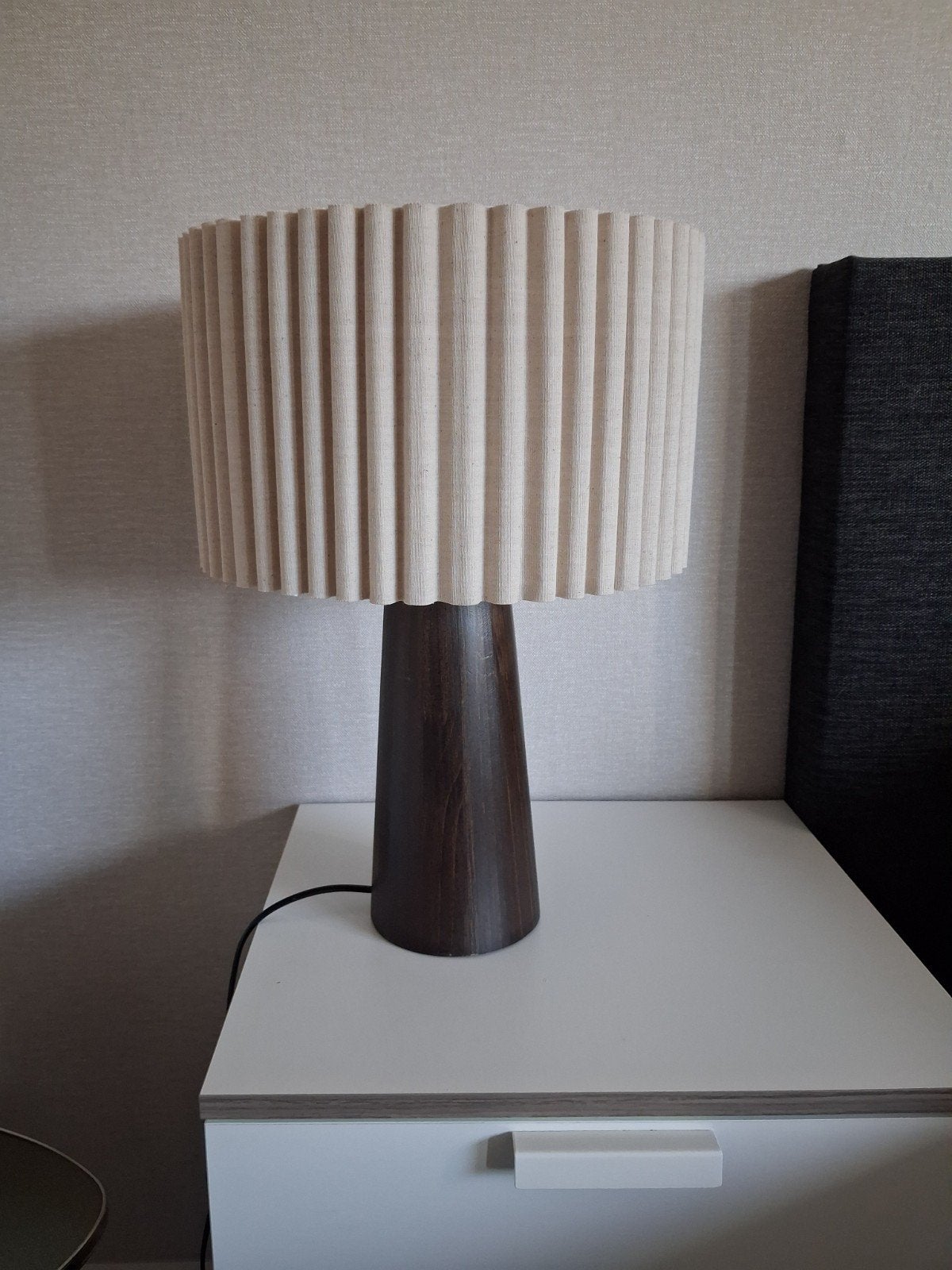 Tafellamp van Xenos met houten voet en stoffen kap, Ophalen