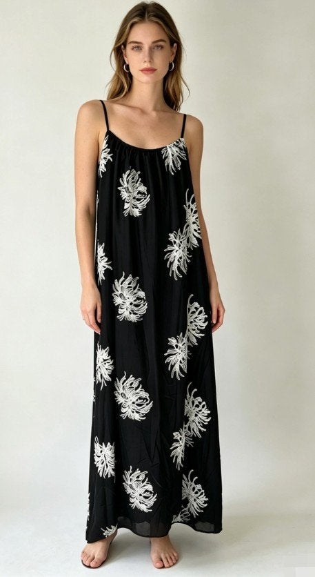 Maxi jurk zwart met geborduurde bloemen 1 maat, Zwart, Maat 46/48 (XL) of groter, Nieuw, Ophalen of Verzenden