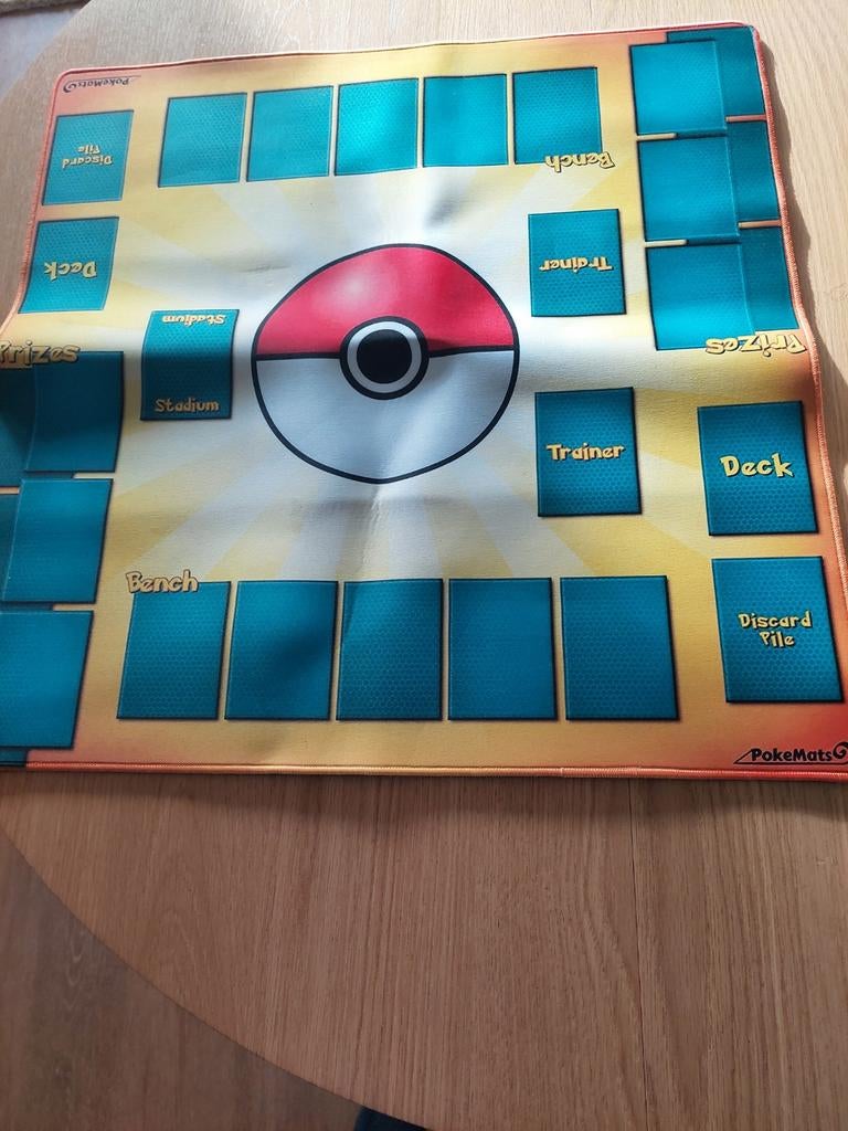 Pokémon TCG Playmat - Speelmat met Pokébal design, Hobby en Vrije tijd, Verzamelkaartspellen | Pokémon, Ophalen of Verzenden, Gebruikt