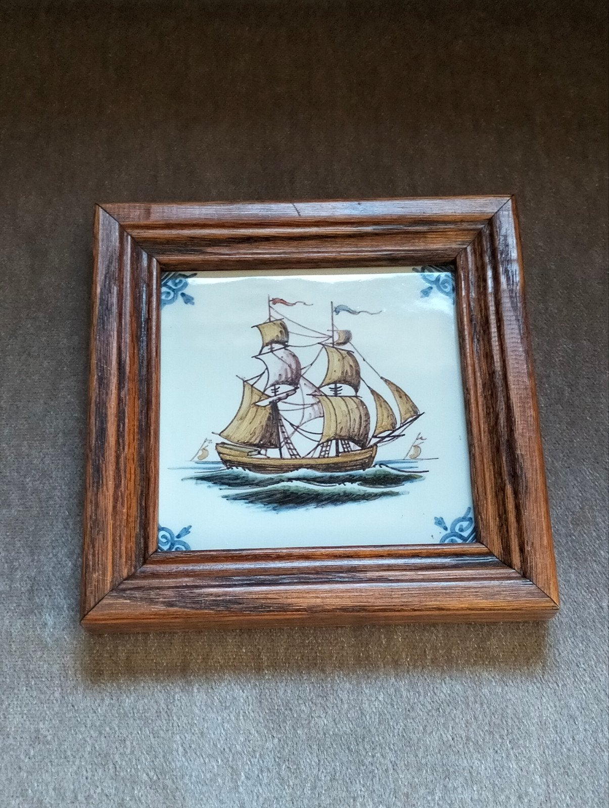 Antieke Makkum tegel met schip in houten lijst, Antiek en Kunst, Ophalen of Verzenden