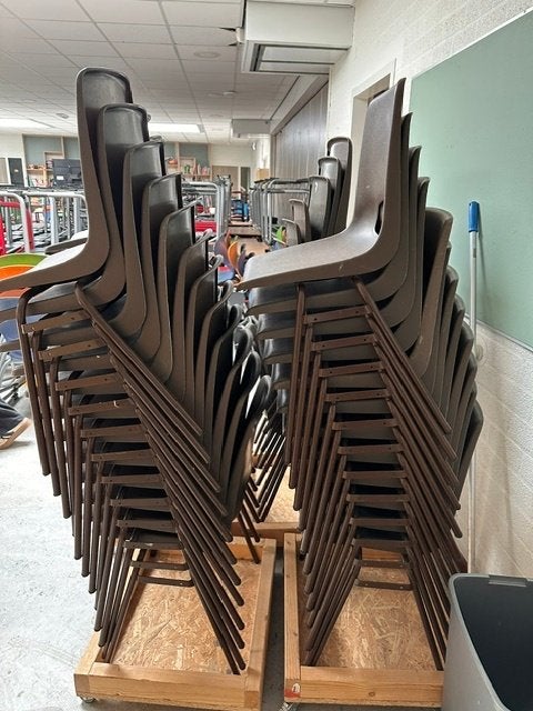 Stapel stoelen, Ophalen, Gebruikt, Bruin, Metaal