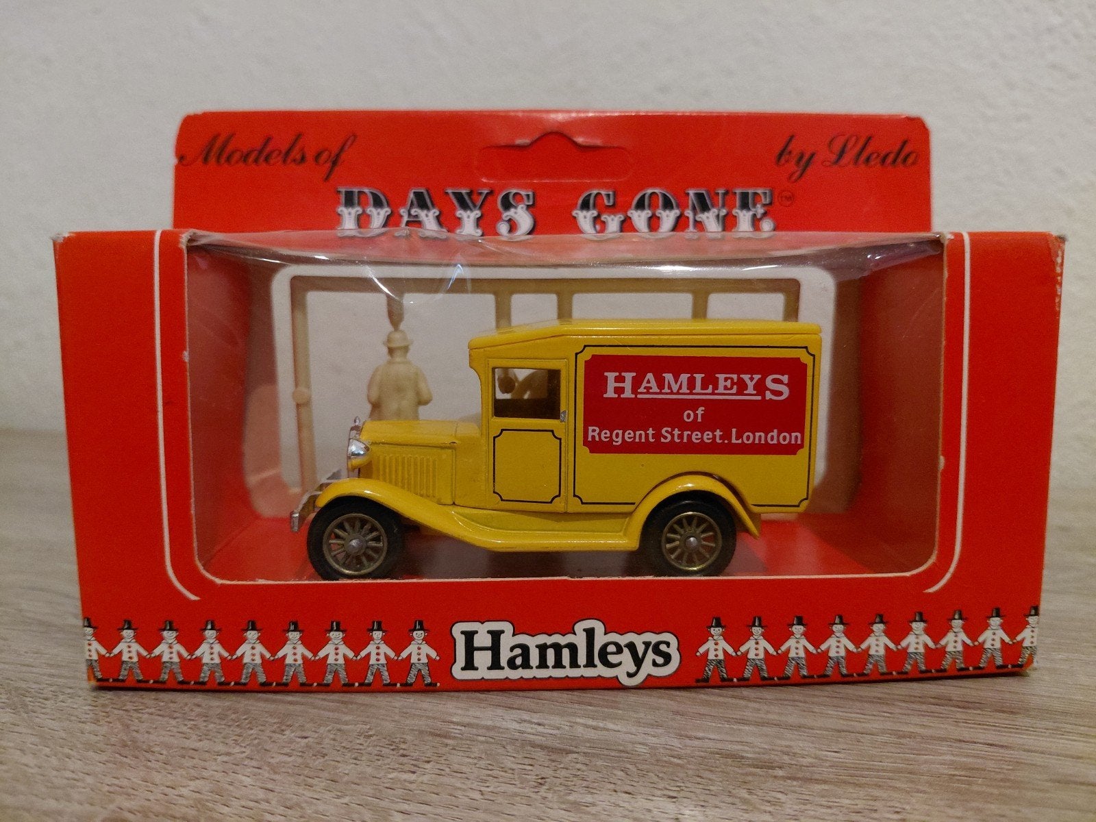 'Hamleys' Ford bestelwagen met figuren, Verzenden, Gebruikt, Groter dan 1:32, Overige merken