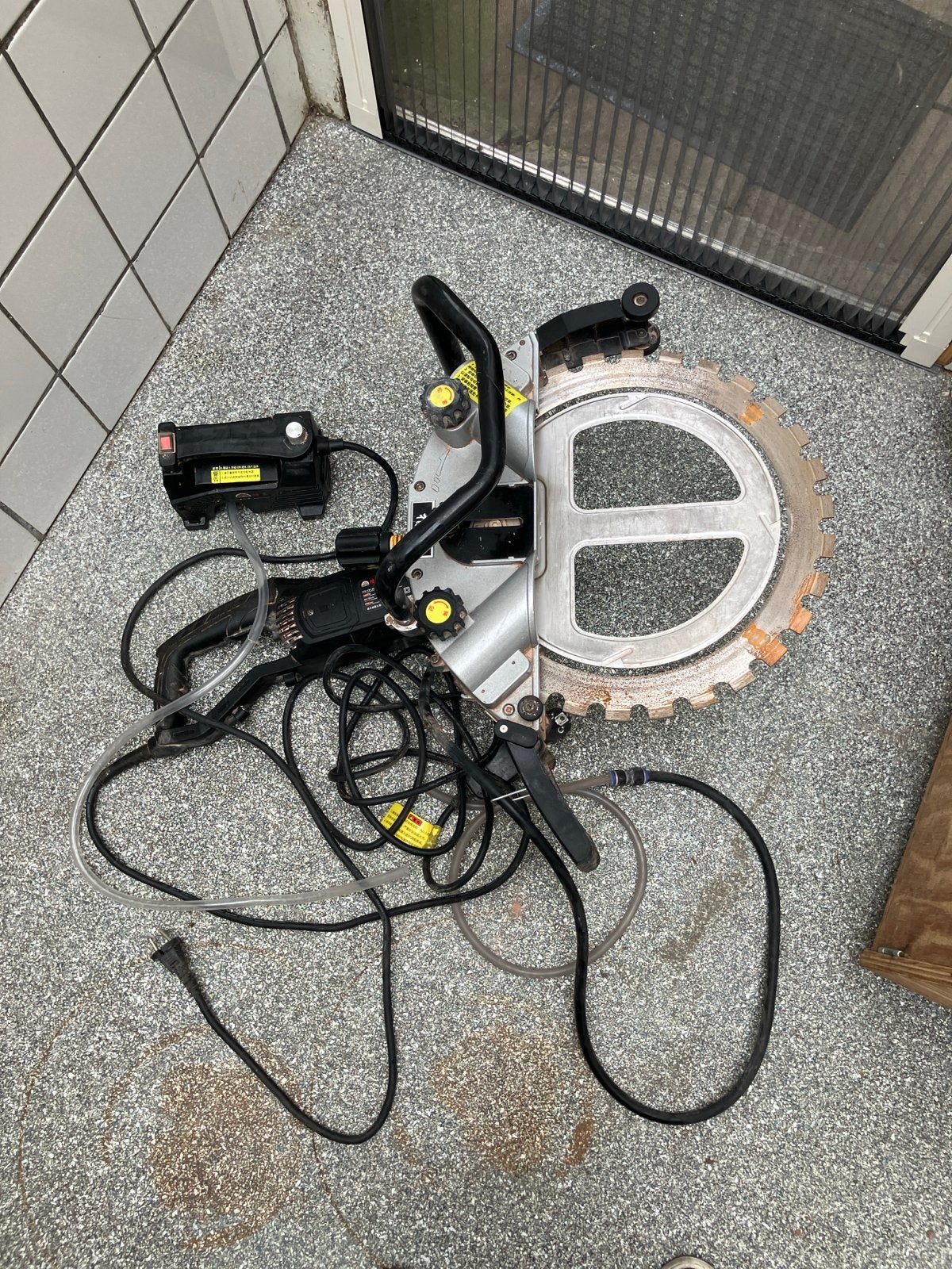 watergekoelde diamantzaag met een zaag diepe van 29 cm