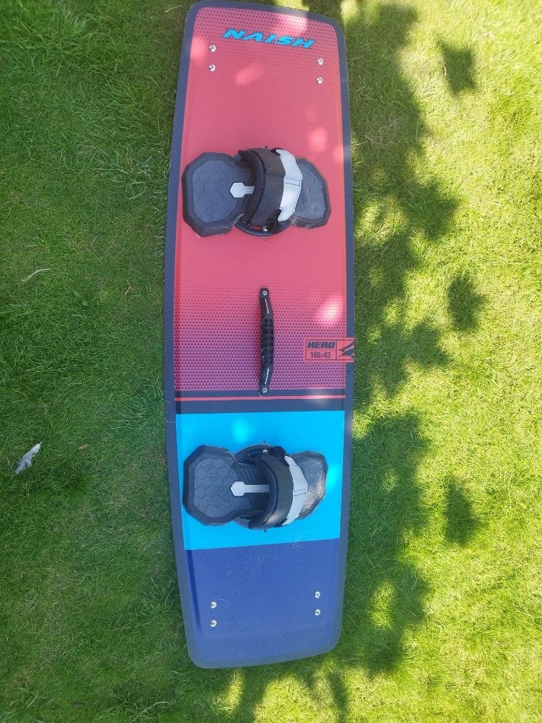 Naish Hero kitesurfboard 140x43, Watersport en Boten, Kitesurfen, Ophalen, Gebruikt, Twintip, Kiteboard