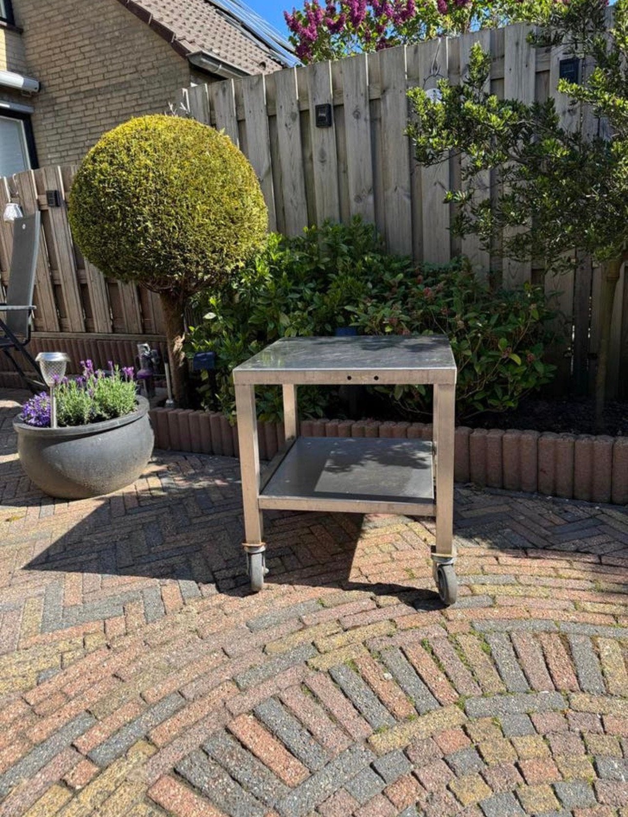 RVS tafel op wielen voor in de tuin:keuken kan bbq op staan, Ophalen, Zo goed als nieuw