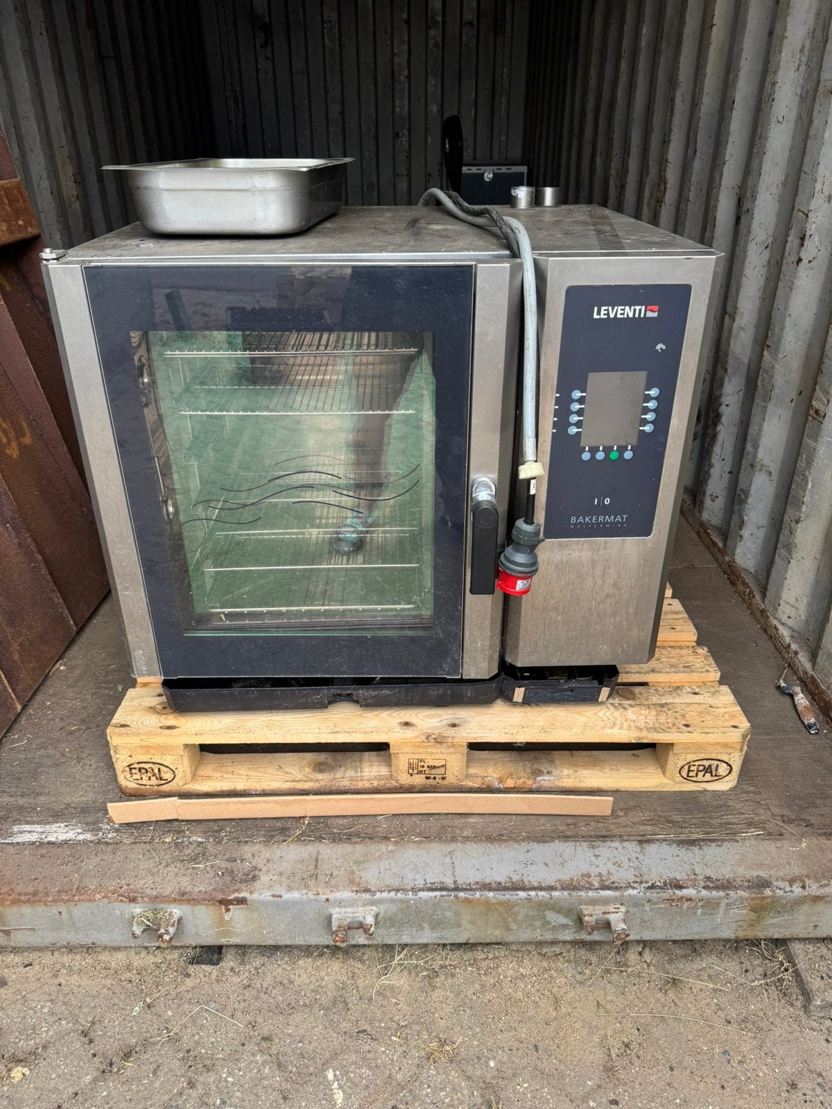 Leventi Bakermat oven moet snel weg, Ophalen