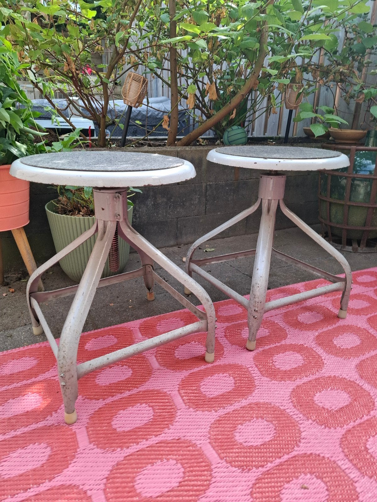 Set van 2 vintage Niselle industriële krukken, Ophalen, In hoogte verstelbaar, Gebruikt, IJzer