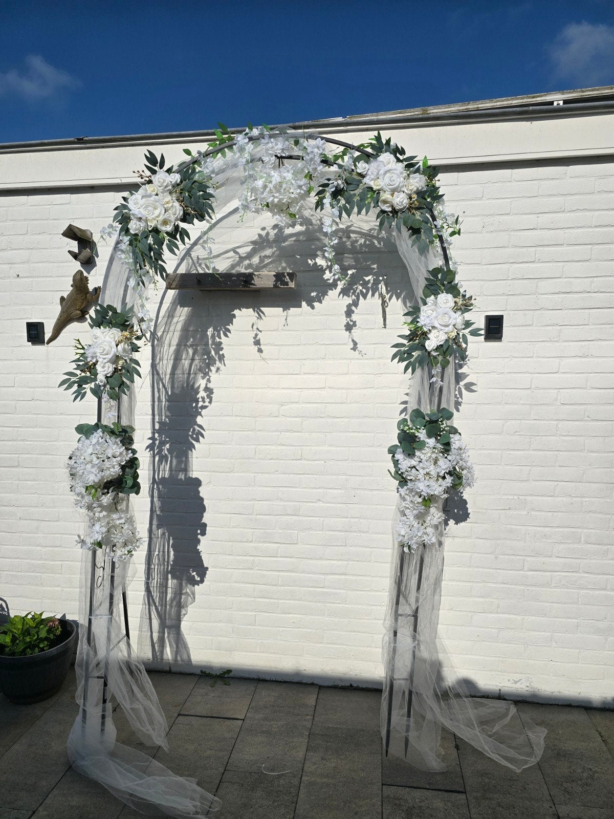 Prachtige Trouwboog met Kunstbloemen en Tule, Ophalen, Zo goed als nieuw, Versiering, Geboorte of Huwelijk