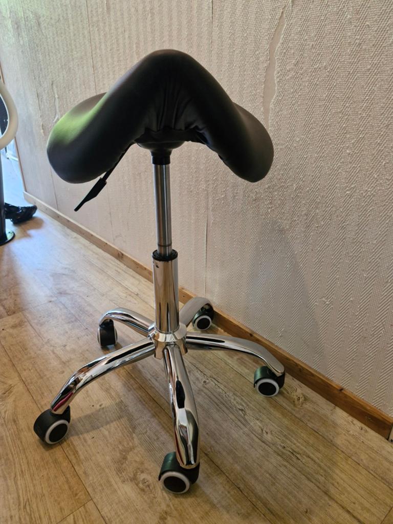 Kappers kruk te koop, Ophalen, 60 tot 90 cm, Zo goed als nieuw, In hoogte verstelbaar