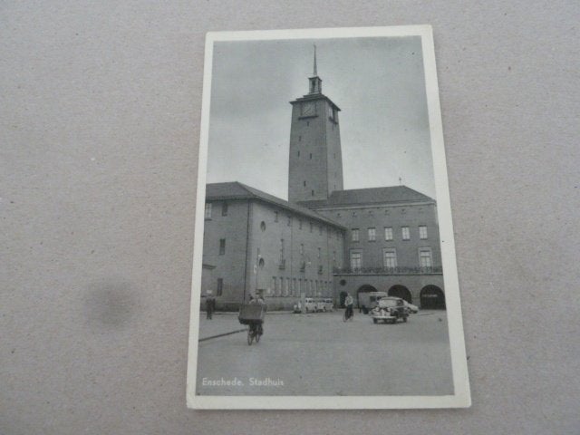 Enschede 1958 Stadhuis met auto's en volk, Ophalen of Verzenden, 1940 tot 1960, Gelopen, Overijssel