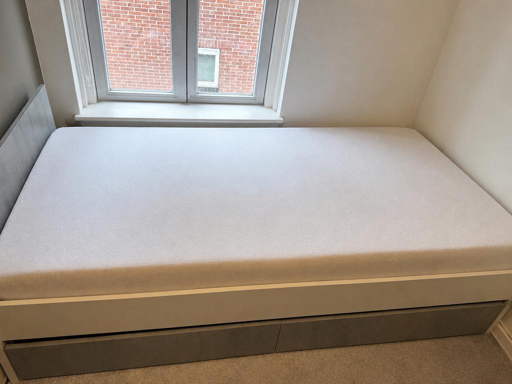 BILLUND Bedframe 90x200 met opbergruimte wit/beton, Ophalen, Overige materialen, Gebruikt, 90 cm