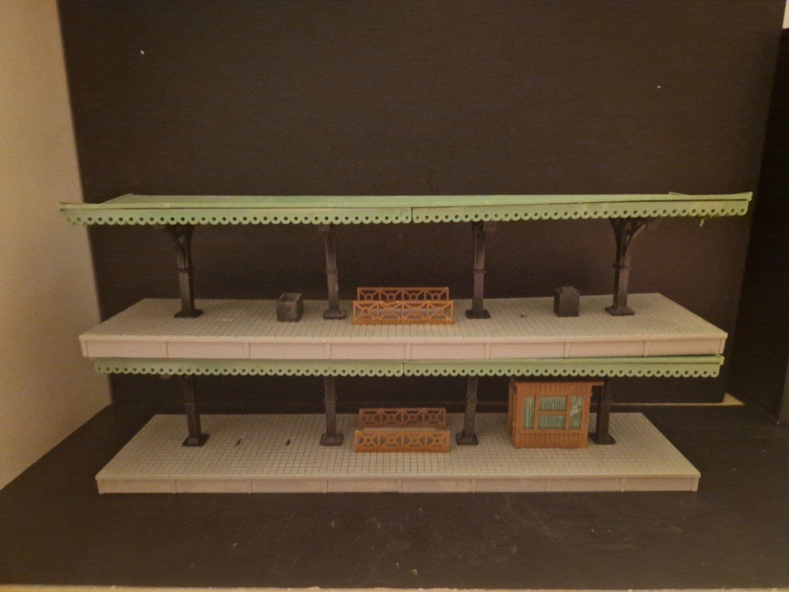 Pola perron met overkapping en kiosk, Hobby en Vrije tijd, Modeltreinen | H0, Ophalen of Verzenden, Gelijkstroom of Wisselstroom