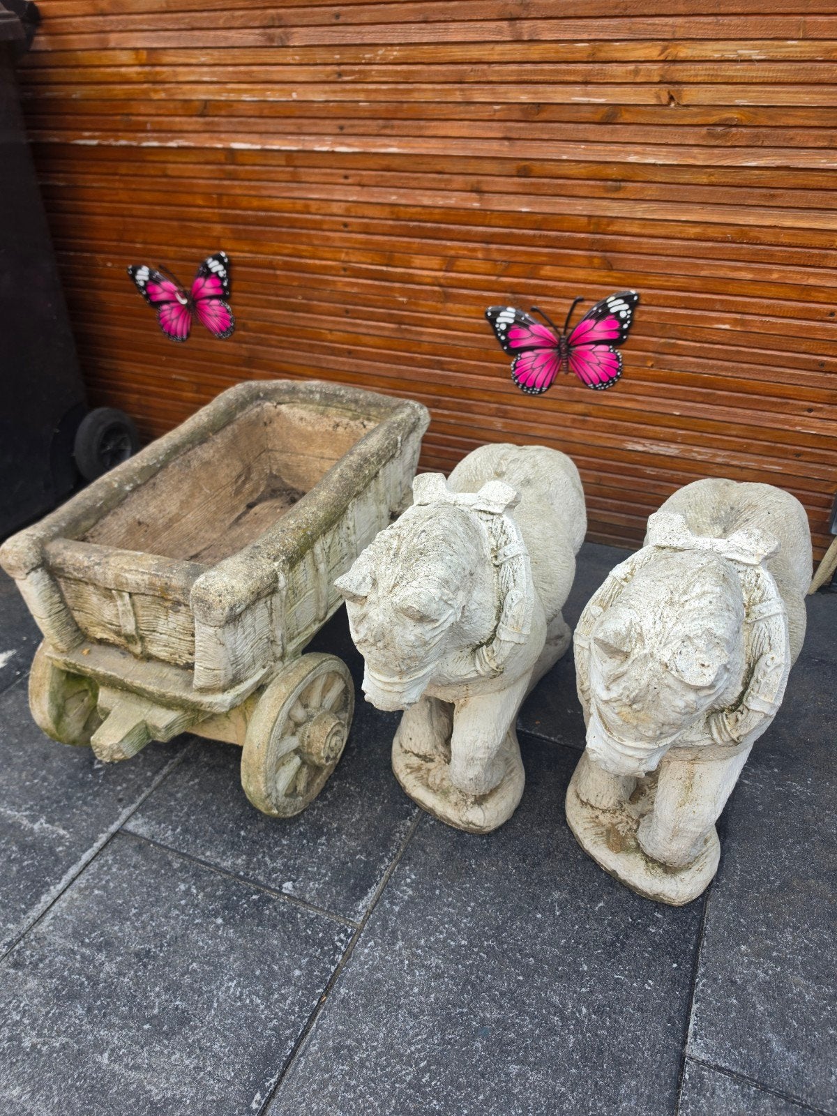 Decoratieve betonnen beelden: kar en twee paarden, Tuin en Terras, Ophalen of Verzenden, Gebruikt, Beton, Dierenbeeld