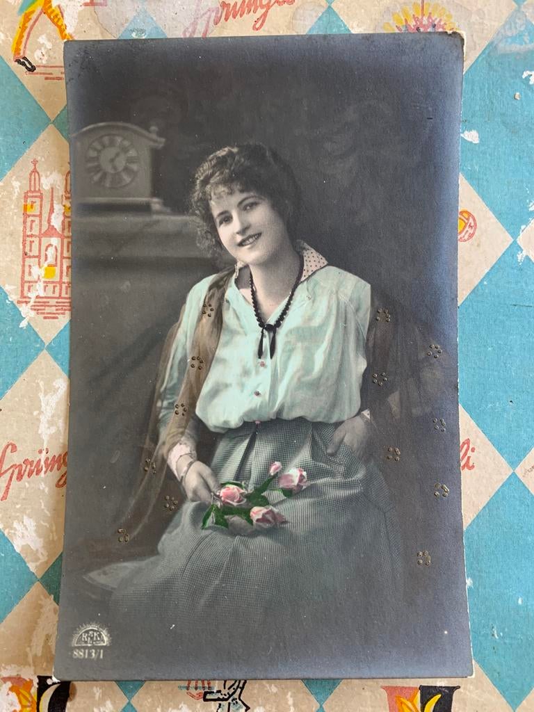 Dame met tulpen, Ophalen of Verzenden, Voor 1920, Ongelopen, Overige thema's