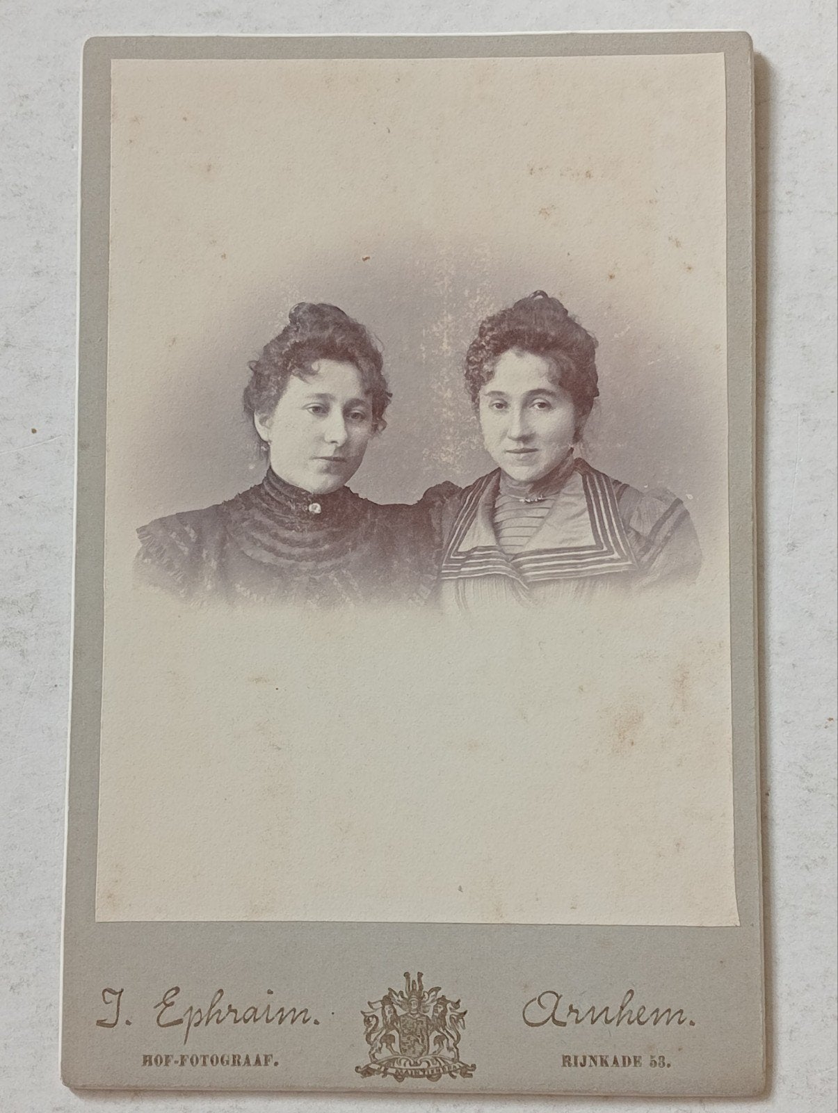 Antieke foto van twee vrouwen, J. Ephraim Arnhem, Ophalen of Verzenden, Voor 1940, Gebruikt