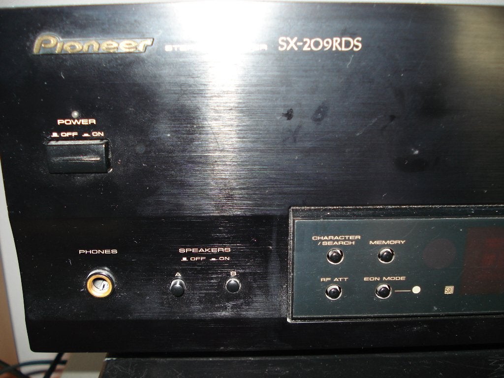 GRATIS OUDE RADIO VERSTERKER - OUDE SNOEREN EN OPLADERS, Ophalen, 120 watt of meer, Overige merken