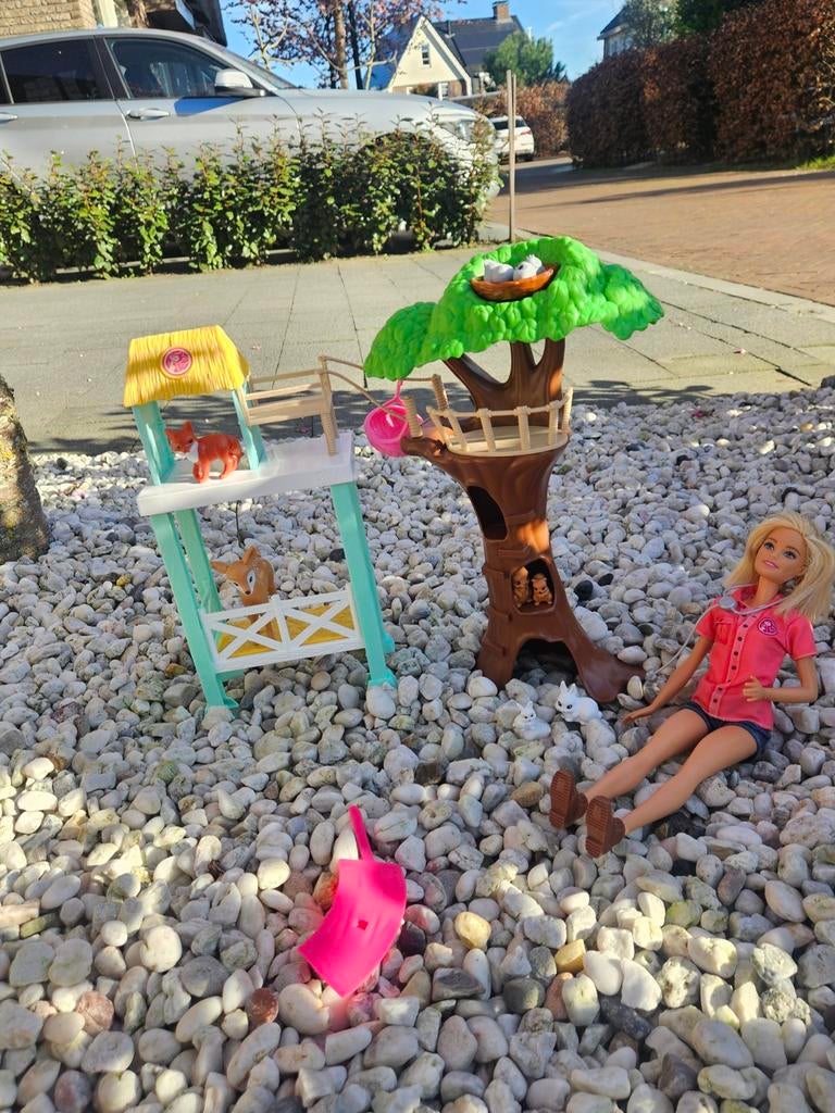 Barbie Dierenarts Boomhut met Dieren - Zo goed als nieuw, Ophalen of Verzenden, Zo goed als nieuw, Meisje