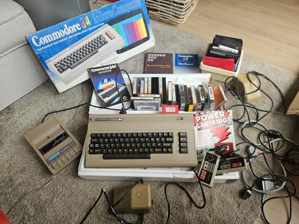 Commodore 64 uit 1982 met cassette speler en accessoires, Ophalen, Gebruikt, Met 2 controllers, Atari 2600