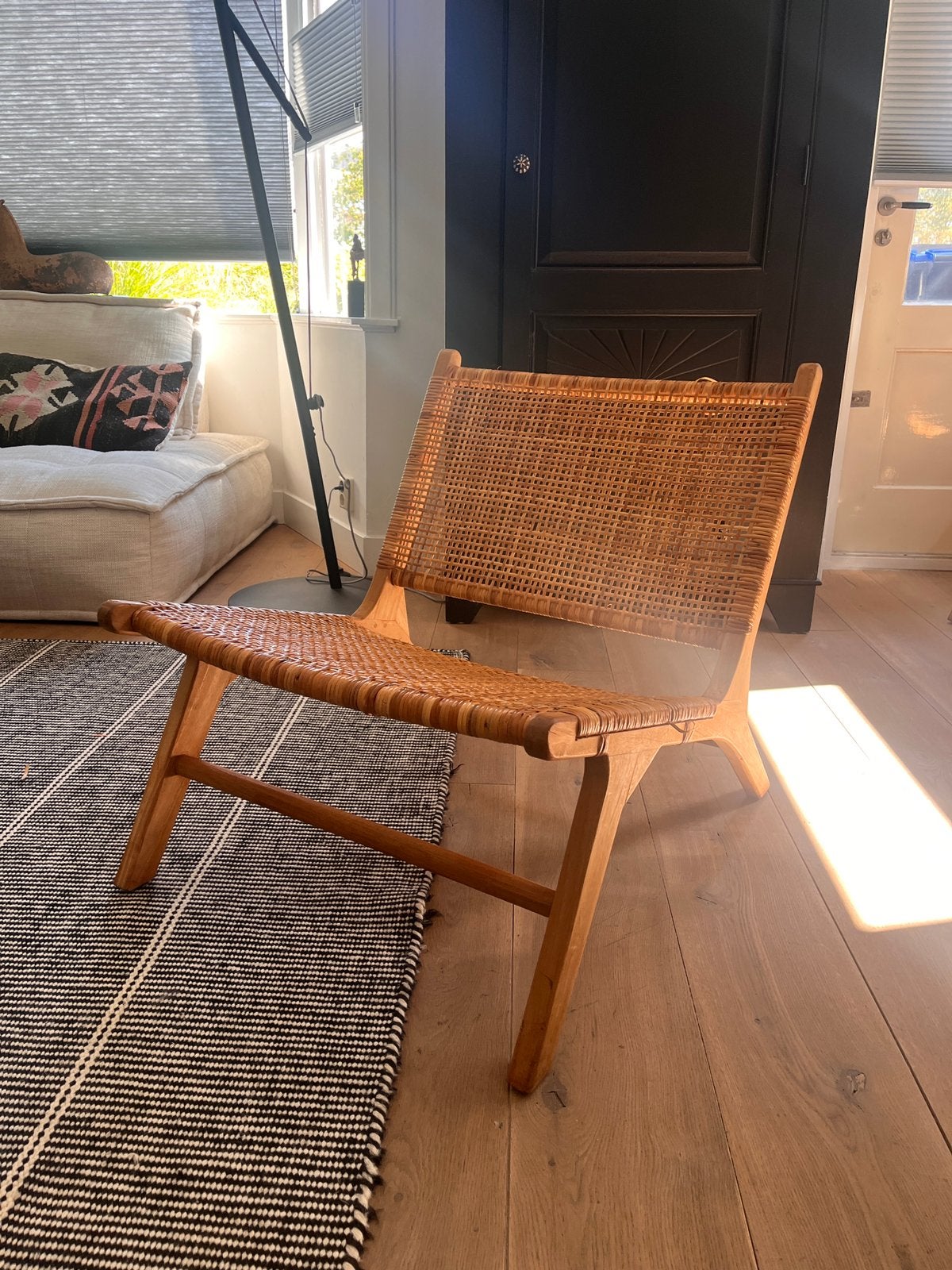 2 houten loungestoeltjes , rotan zitting, Ophalen of Verzenden, Zo goed als nieuw, Bruin, Twee