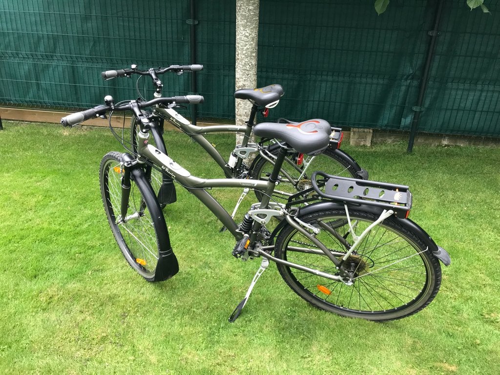 2 Sportieve toerfietsen B-Twin7 voor M/V  € 125,00 p/st, 28 inch, Gebruikt, Vering, Velgrem