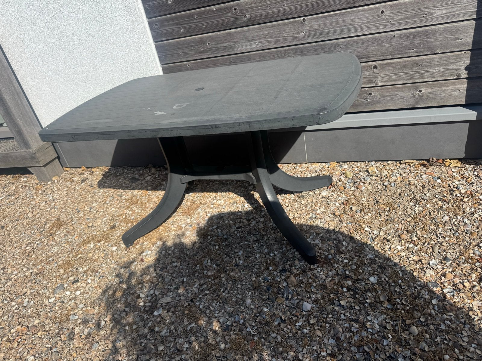 Grijze tuintafel - Tafel gratis af te halen in Ouddorp, Ophalen, Gebruikt, Rechthoekig, Kunststof