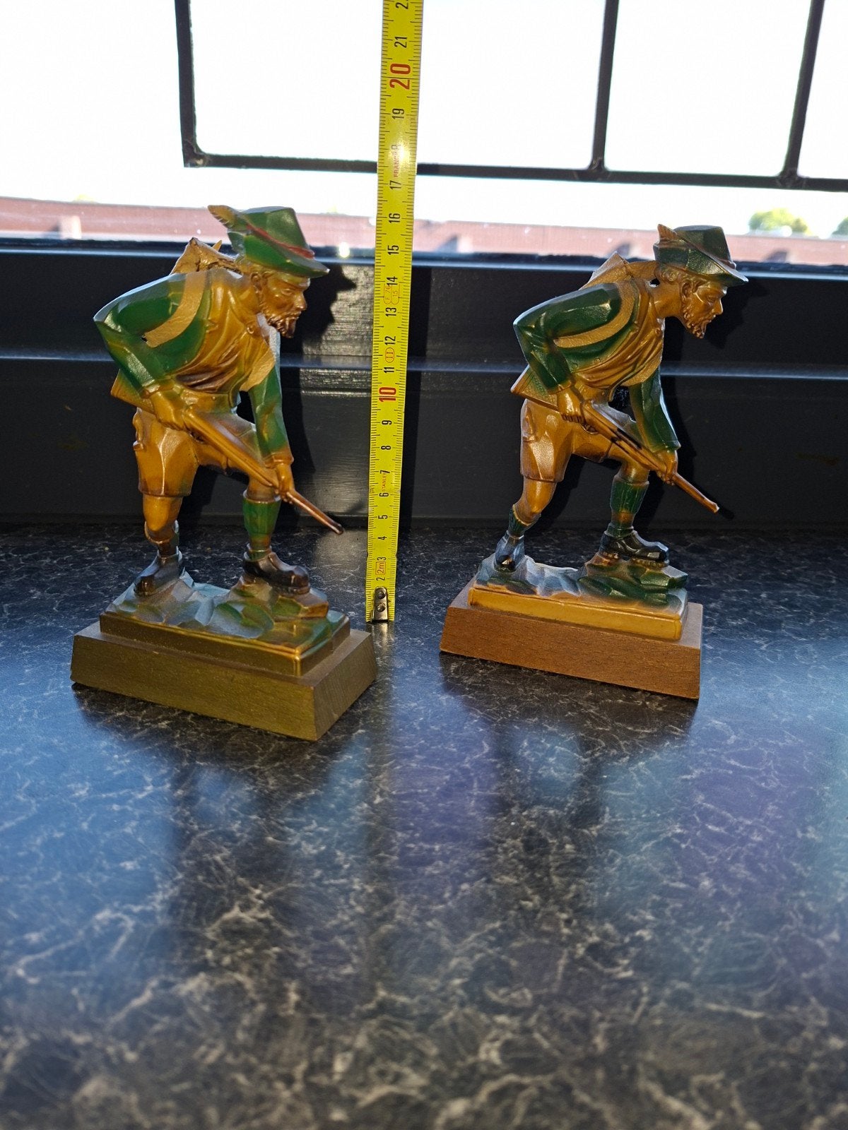 Twee handgesneden houten jagersbeelden, ca. 20 cm hoog, Minder dan 20 cm, Ophalen of Verzenden, Beeld, Hout