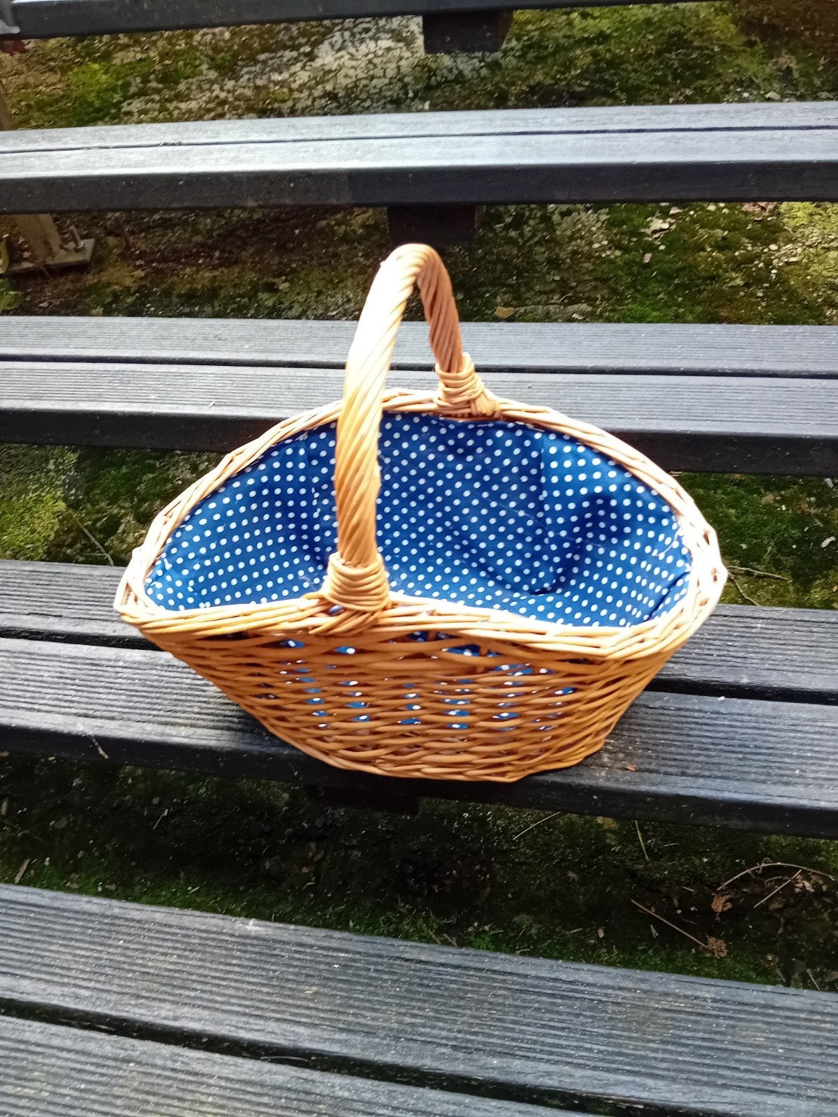 Rieten mand met blauw-wit gestippelde voering, Huis en Inrichting, Ophalen, Mand, Gevlochten, Zo goed als nieuw