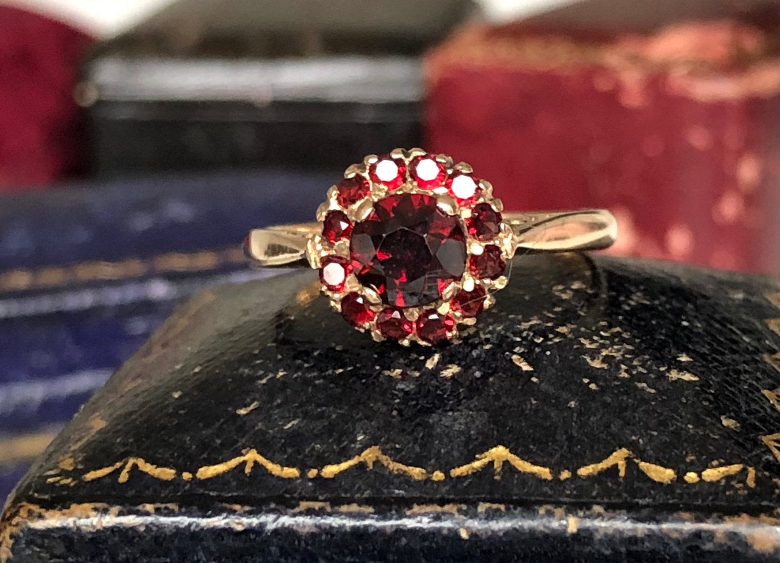 Vintage 9k gouden daisy ring granaat granaten maat 17 1/4, Gebruikt, Ophalen of Verzenden, 17 tot 18, Met edelsteen