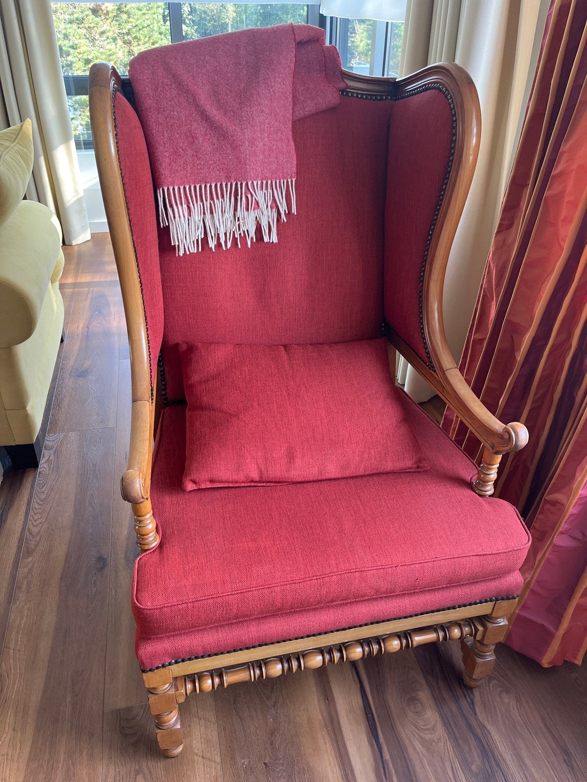 GRATIS Vintage oorfauteuil in rood met houten frame, Ophalen