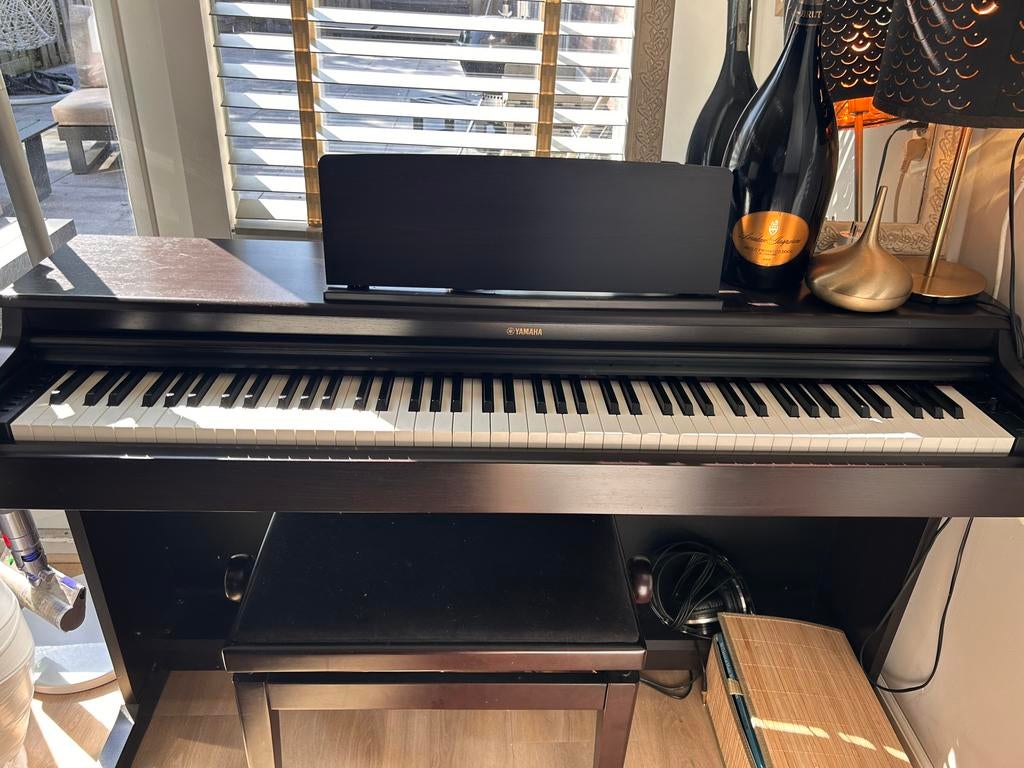 Yamaha Arius YDP-164 Digitale Piano - Zo goed als nieuw, Muziek en Instrumenten, Piano's, Zo goed als nieuw, Piano, Bruin, Digitaal