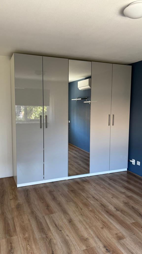IKEA Pax kast met verlichting - 2.50m breed, 2.36m hoog, 200 cm of meer, Ophalen of Verzenden, Zo goed als nieuw, Met deur(en)