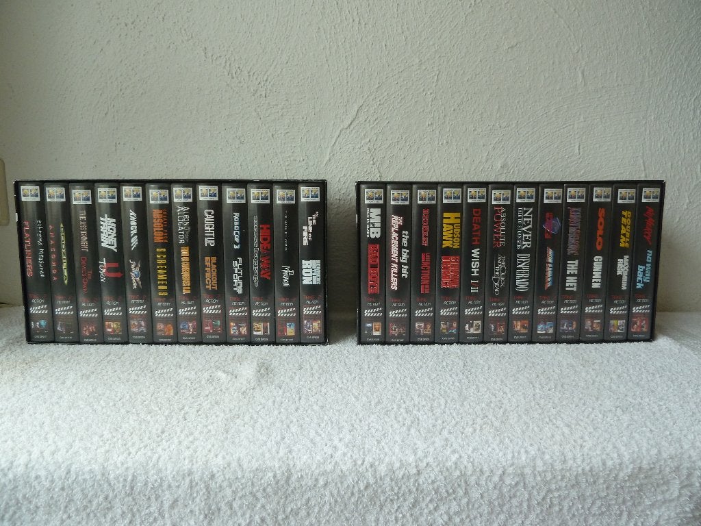 48 actiefilms in 2 boxen op VHS, Audio, Tv en Foto, Videospelers, Ophalen of Verzenden, Zo goed als nieuw