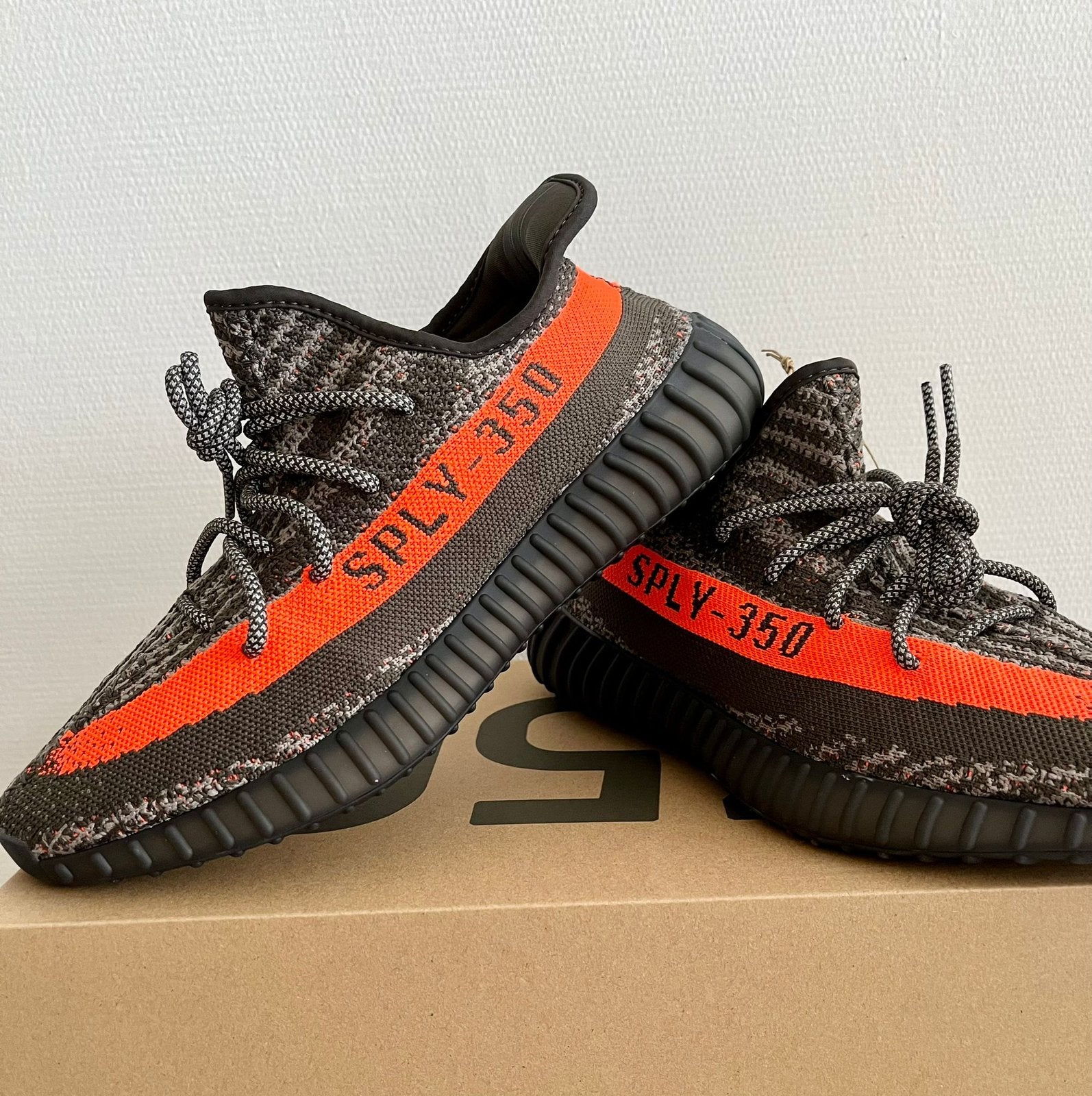 Adidas YEEZY Boost 350 V2 'Carbon Beluga' - Nieuw - 42 / 43, Kleding | Heren, Schoenen, Overige kleuren, Nieuw, Ophalen of Verzenden