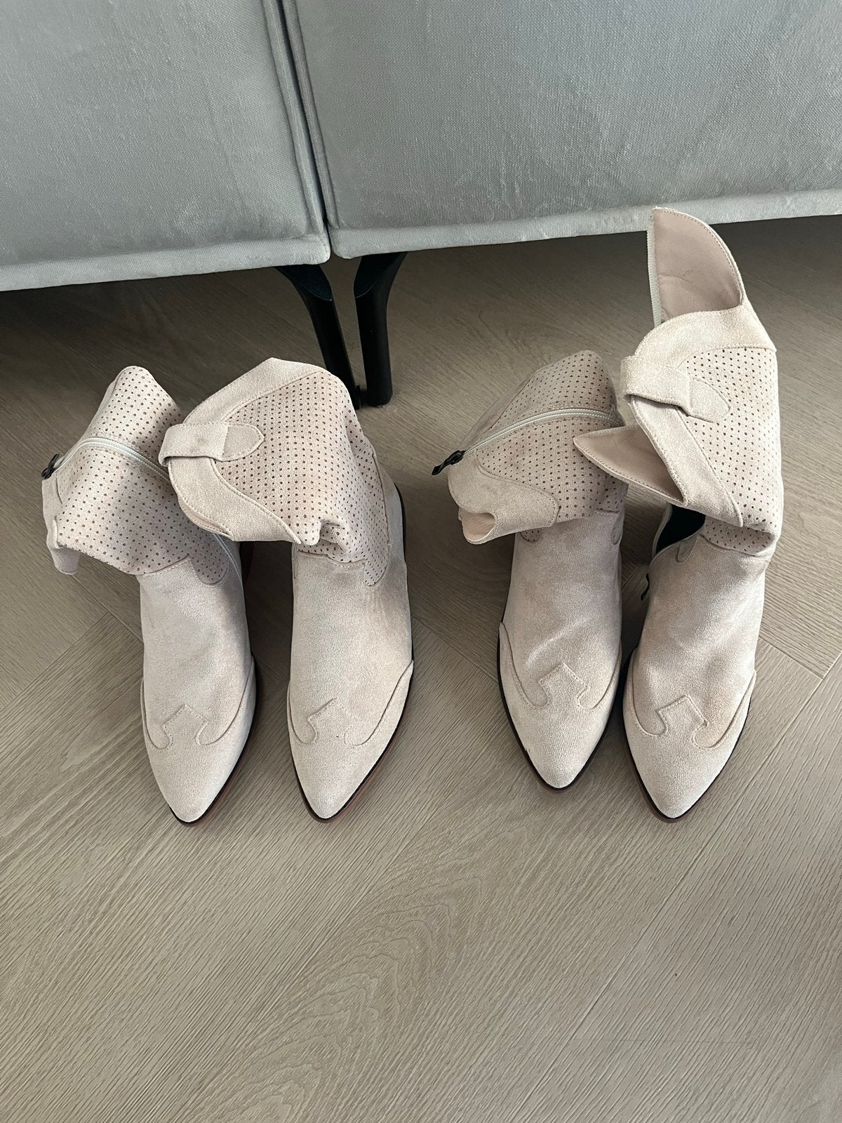 2 paar beige suède cowboylaarzen - Nieuw . Maat 35 en 36, Kinderen en Baby's, Ophalen of Verzenden, Nieuw