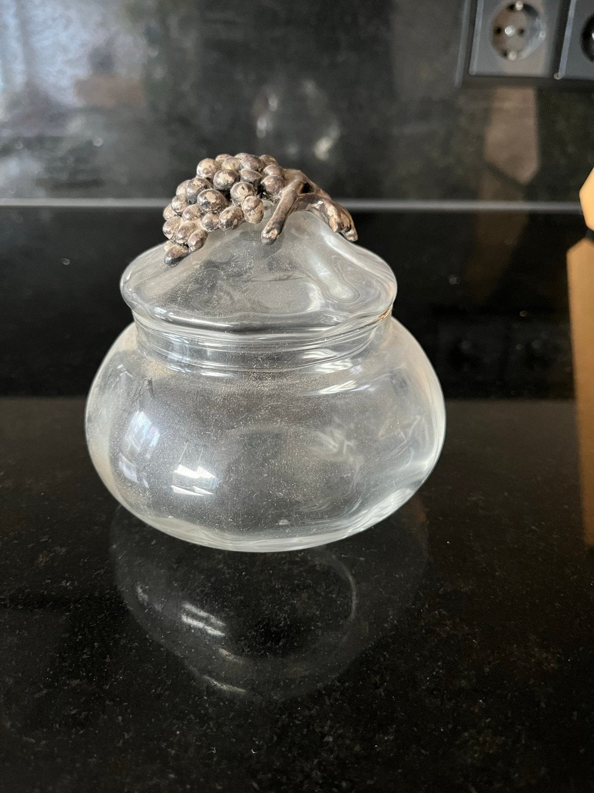 Glazen bonbon schaal met zilveren deksel druiventros, Ophalen