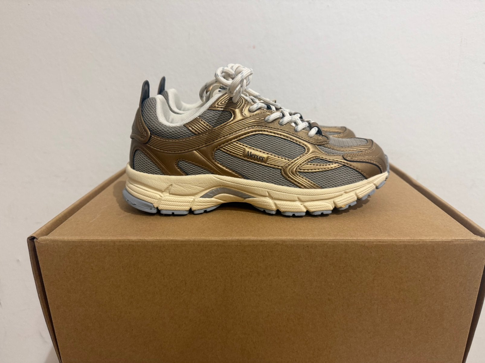 Te koop nieuwe Mercer Re Run High Frequency Brown, Kleding | Dames, Schoenen, Postlaan 3, Nieuw, Ophalen of Verzenden, Sneakers of Gympen
