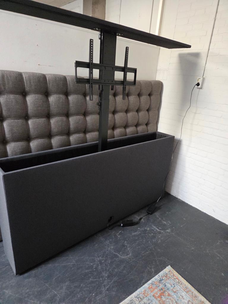 Nieuw Voetbord met TV Lift - Grijs Stof - Max 55 inch TV, Huis en Inrichting, 150 tot 200 cm, Nieuw, Ophalen of Verzenden, Voetbrod met tv lift